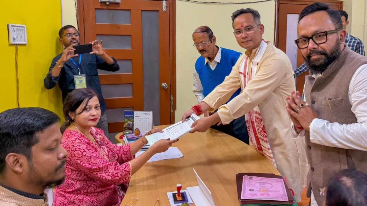 Assam Elections 2026: सांसद से विधायक बनने की तैयारी, गोगोई के नामांकन में उमड़ा जनसैलाब