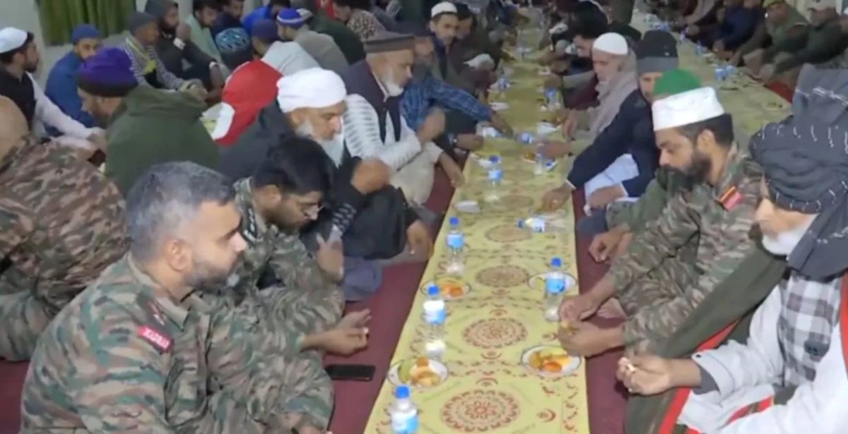 भारतीय सेना ने पुंछ में दी इफ्तार पार्टी; एकसाथ बैठकर खोला रोजा, नमाज अदा कर क्षेत्र में शांति और भाईचारे की दुआ मांगी