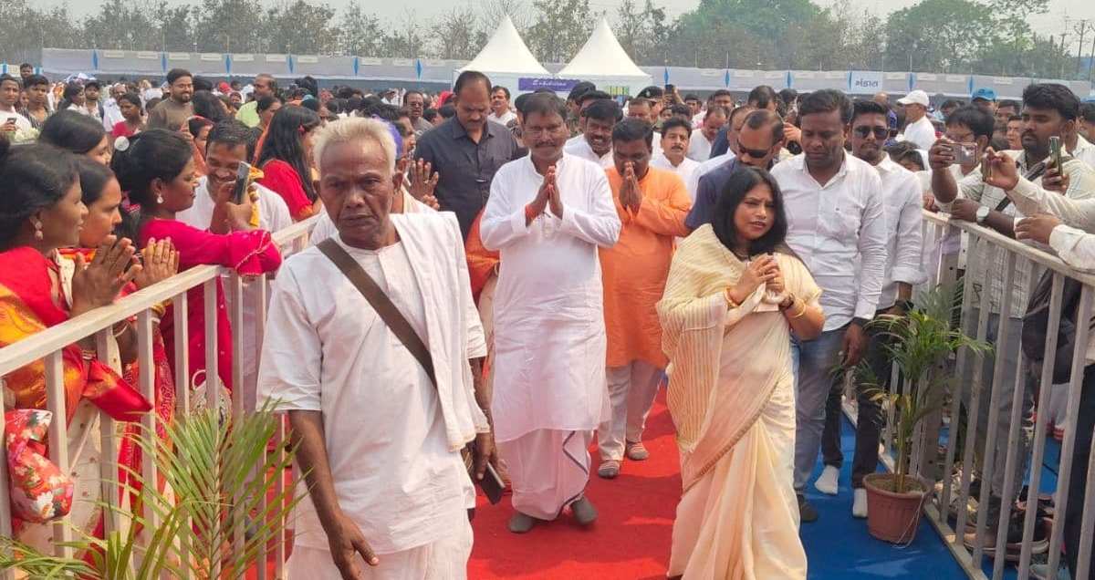 सरायकेला में मनाया गया कृष्टि दीपा महोत्सव, अर्जुन मुंडा और गुरुचरण नायक सहित लाखों श्रद्धालु जुटे, क्या बंगाल के वोटरों को सत्संग के बहाने साध रही BJP?