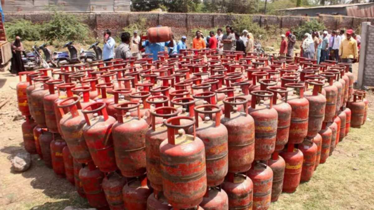 LPG कालाबाजारी के खिलाफ ताबड़तोड़ कार्रवाई, 12,000 छापे, 15,000 सिलेंडर बरामद, 10 लोग गिरफ्तार!