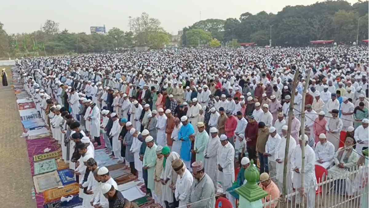Eid का जश्न शुरू : नमाज, फितरा और भाईचारे के साथ मनाई जा रही ईद