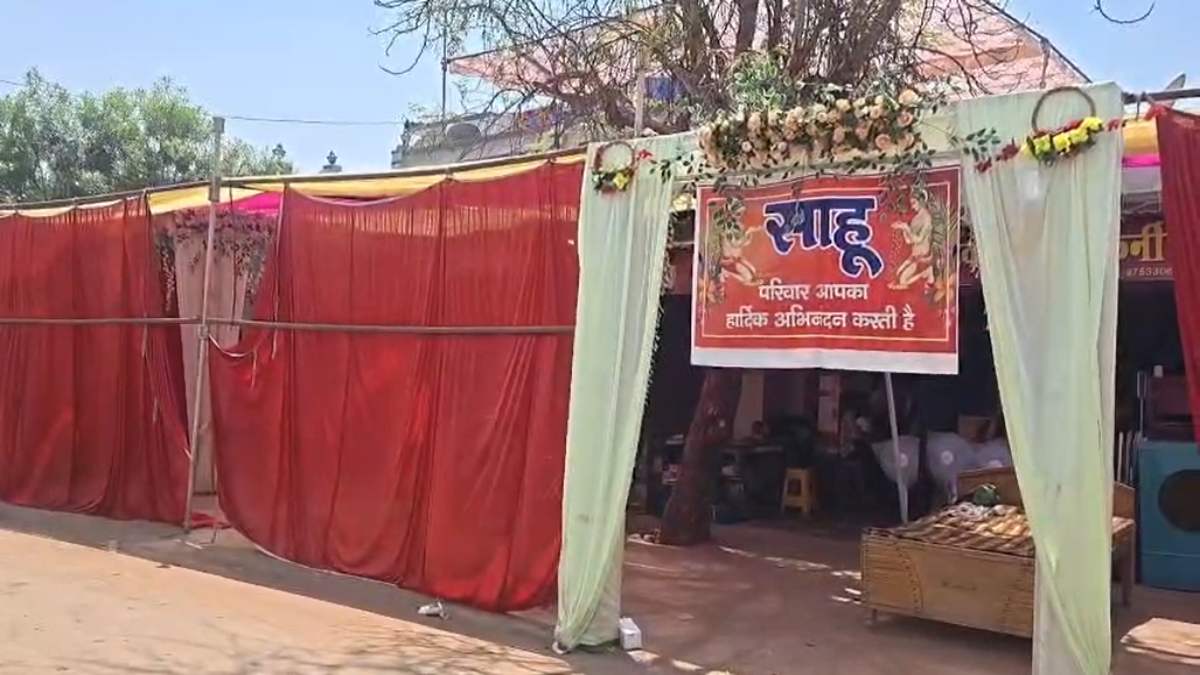 रिसेप्शन पार्टी में चोरी : शादी में मेहमान बनकर आया चोर, स्टेज से 4 लाख नगदी और जेवर से भरा थैला लेकर फरार