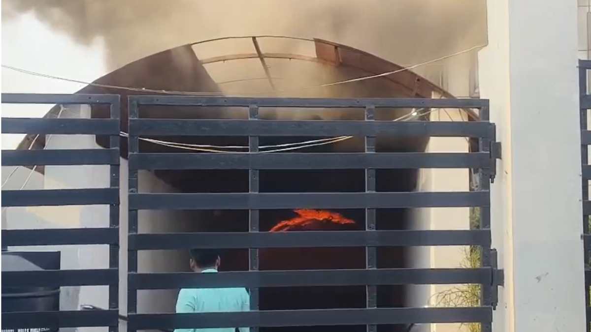 रायपुर के होटल में लगी भीषण आग, दमकल की टीम मौके पर, आग बुझाने का काम जारी