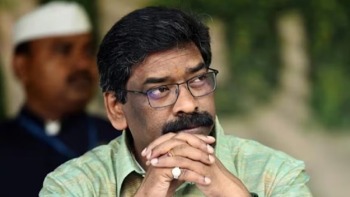 धनबाद में सड़क के बीचों-बीच चिपकाया CM का बड़ा पोस्टर, ऊपर से गुजरीं गाड़ियां, JMM ने पुलिस में शिकायत दर्ज कराई