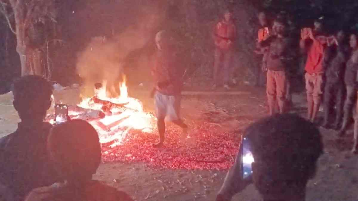 होली पर अनोखी परंपरा : होलिका दहन के बाद दहकते अंगारों पर चले ग्रामीण, देखें VIDEO…