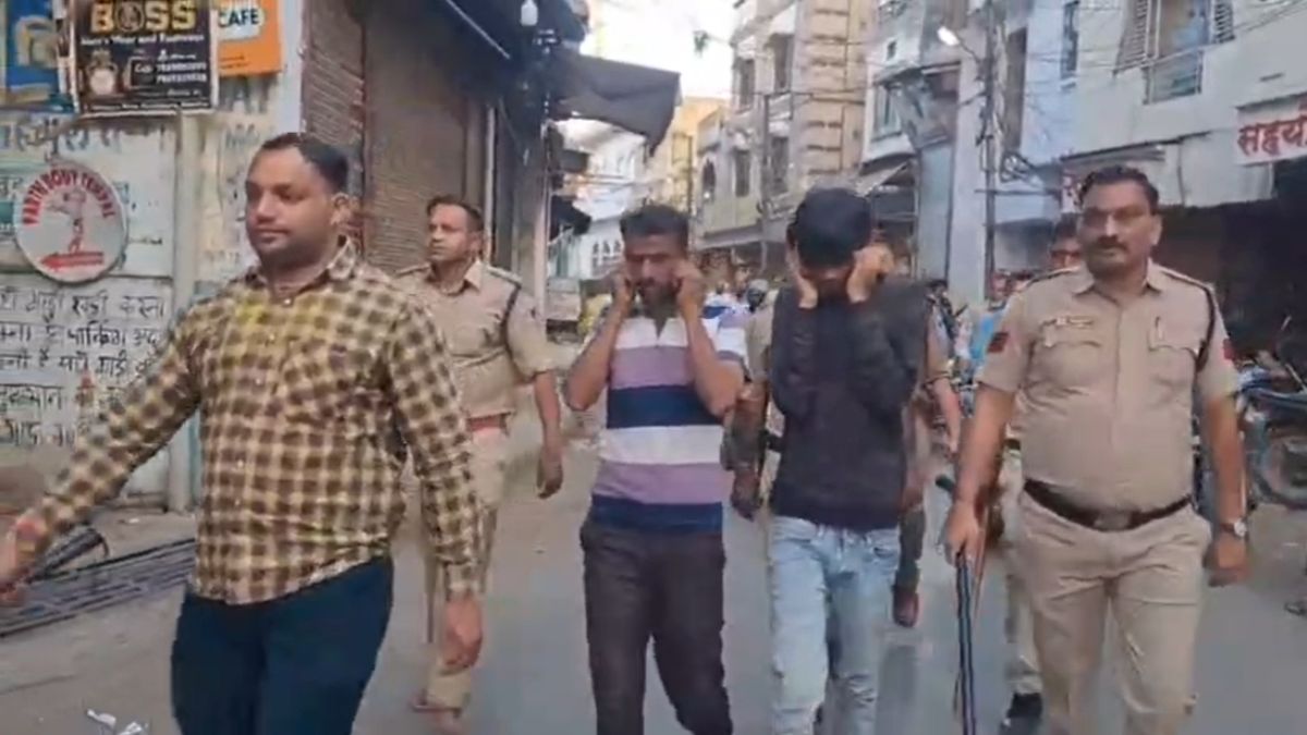 मस्जिद पर पत्थरबाजी का मामलाः पुलिस ने दो आरोपी जाकिर और वसीम को किया गिरफ्तार, निकाला जुलूस