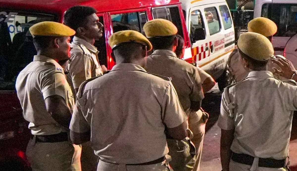 बार-बार बेटी से संपर्क क्यों नहीं हो पा रहा? मायके वाले पहुंचे सीधे ससुराल, खाट के नीचे कपड़ों में लिपटी मिली उसकी लाश