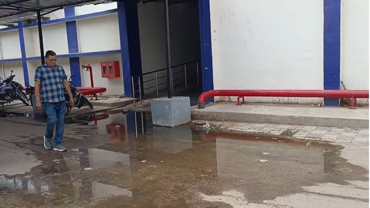 अस्पताल का सीवरेज सिस्टम फेलः 100 बिस्तर की नई बिल्डिंग के सामने भरा पानी, दुर्गंध से मरीज परेशान