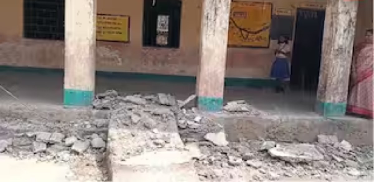 सरायकेला में खापरसाई के स्कूल का छज्जा गिरने से तीन बच्चे घायल, बाल-बाल बचे 28 बच्चे, चेतावनी के बावजूद नहीं जागा विभाग