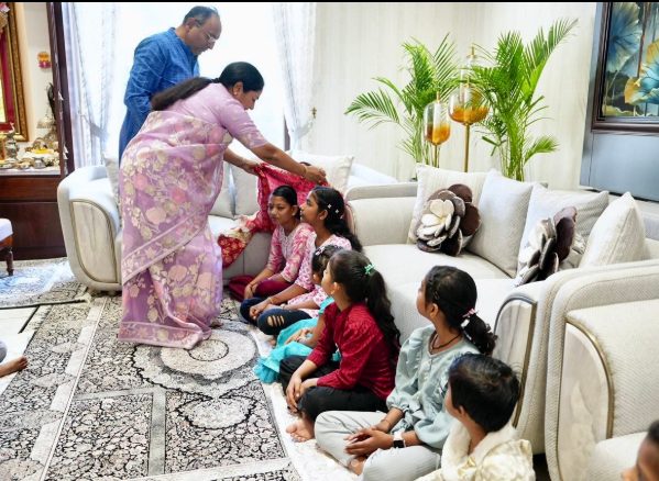 बेटियों शक्ति का स्वरूप.. दुर्गा अष्टमी पर सीएम रेखा गुप्ता ने किया कन्या पूजन, कहा- मां दुर्गा से की हर घर में सुख-समृद्धि की कामना