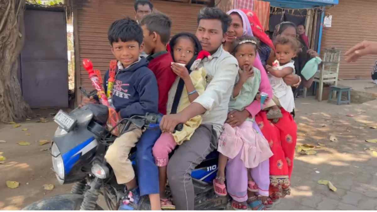 1 बाइक पर 9 लोग… ट्रैफिक नियमों की उड़ाई धज्जियां, Video Viral