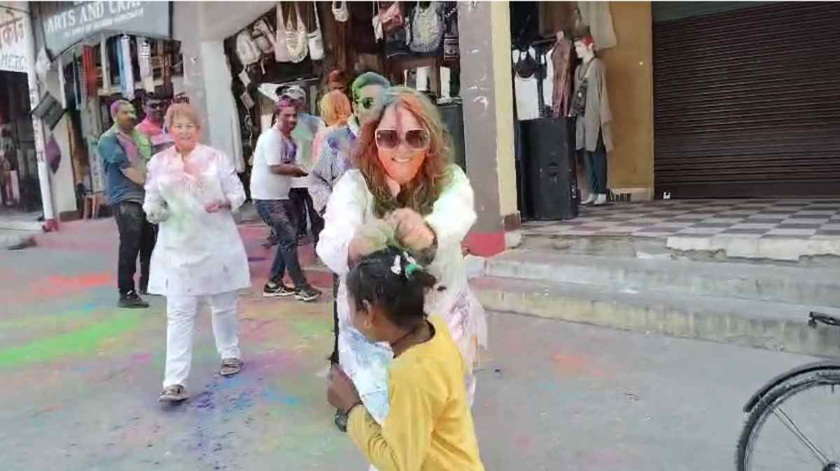 देसी रंग में डूबे विदेशी पर्यटक: लोगों संग जमकर खेली होली, बॉलीवुड सॉन्ग पर मनाया जश्न
