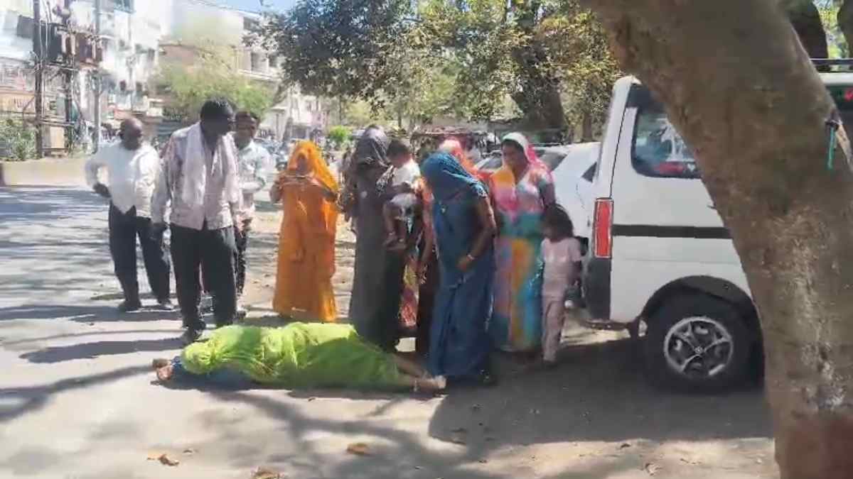 जेवर के लिए अनोखा प्रदर्शन: लोटते हुए जनसुनवाई पहुंची महिला, दौड़कर पुलिसकर्मियों ने उठाया