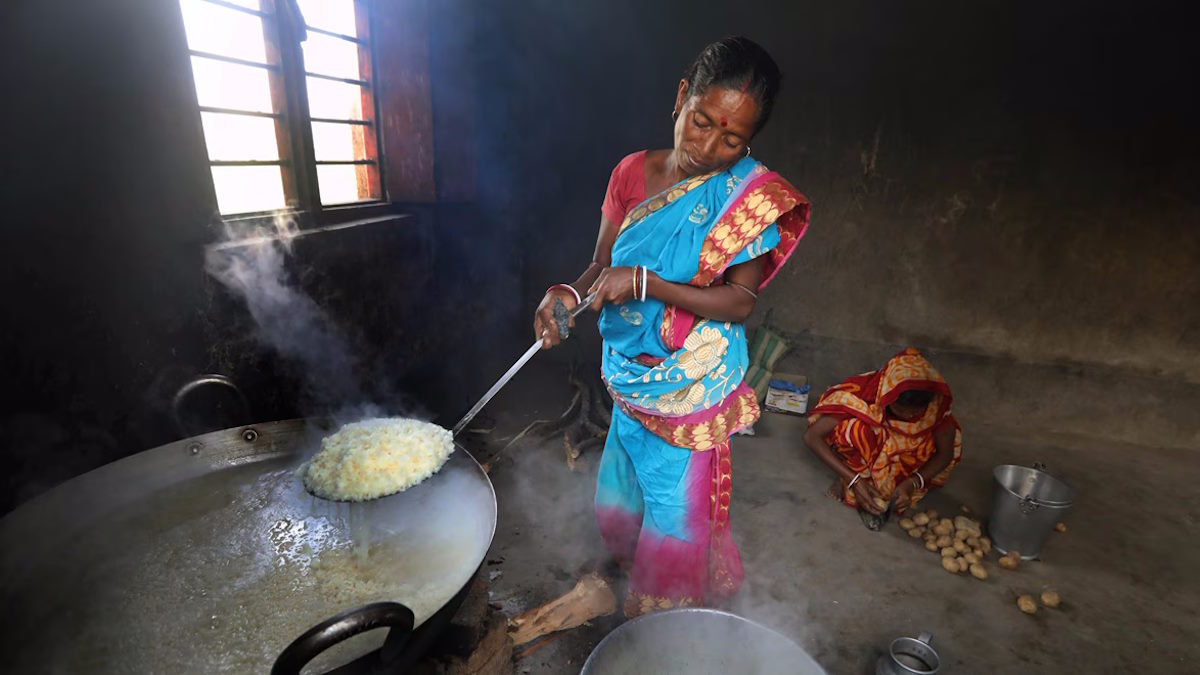 मध्याह्न भोजन बनाते समय दो छात्राएं के साथ झुलसी थीं तीन रसोइया, लापरवाही के लिए महिला प्राचार्य पर गिरी गाज…