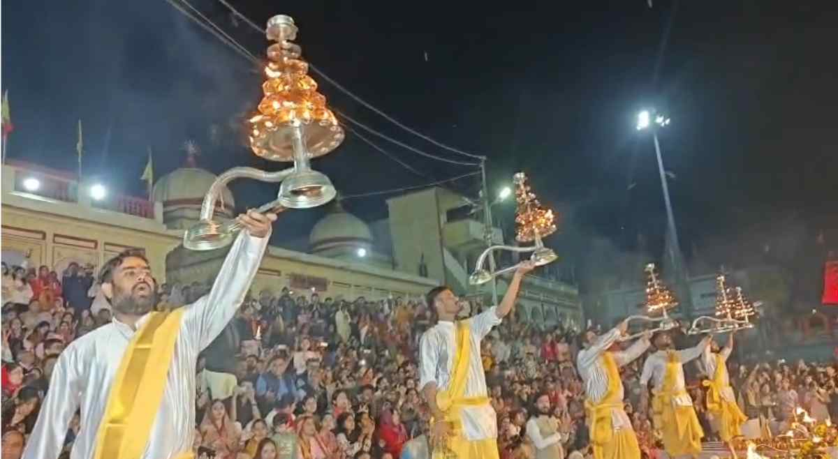 सेठानी घाट पर आस्था की गूंज, महाआरती के बाद हुआ होलिका दहन, फूलों की होली ने जीता मन