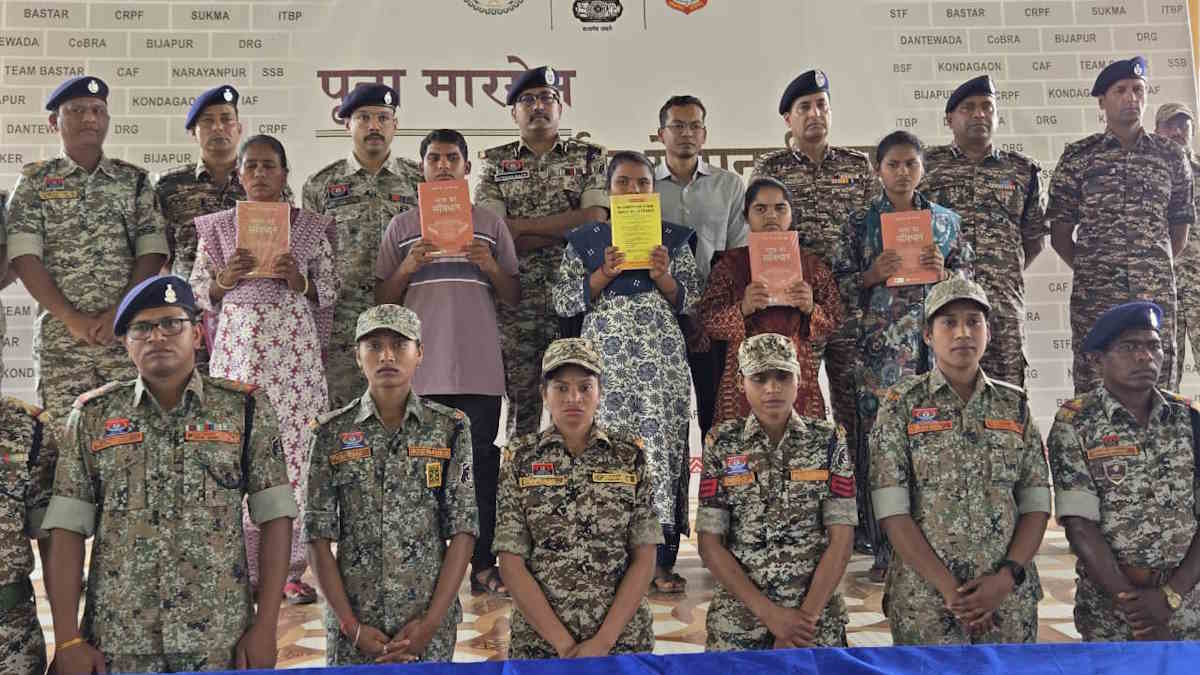 नक्सलवाद की समाप्ति तय सीमा पर 5 नक्सलियों ने किया आत्मसमर्पण, 9 लाख रुपए का रखा है सरकार ने ईनाम…