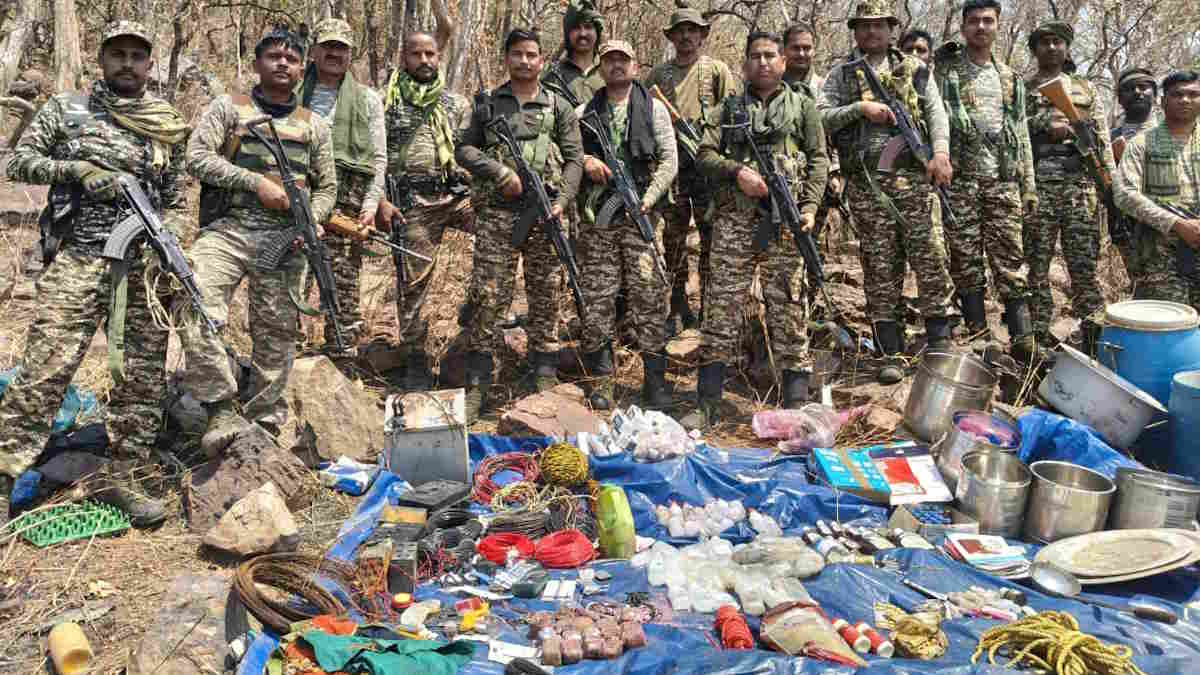 संयुक्त सर्च ऑपरेशन के दौरान सुरक्षा बलों को मिला बड़ा नक्सली डम्प, IED बनाने के लिए इस्तेमाल की जाने वाली सामग्री के साथ जब्त की दवाइयां और दैनिक उपयोग की चीजें…