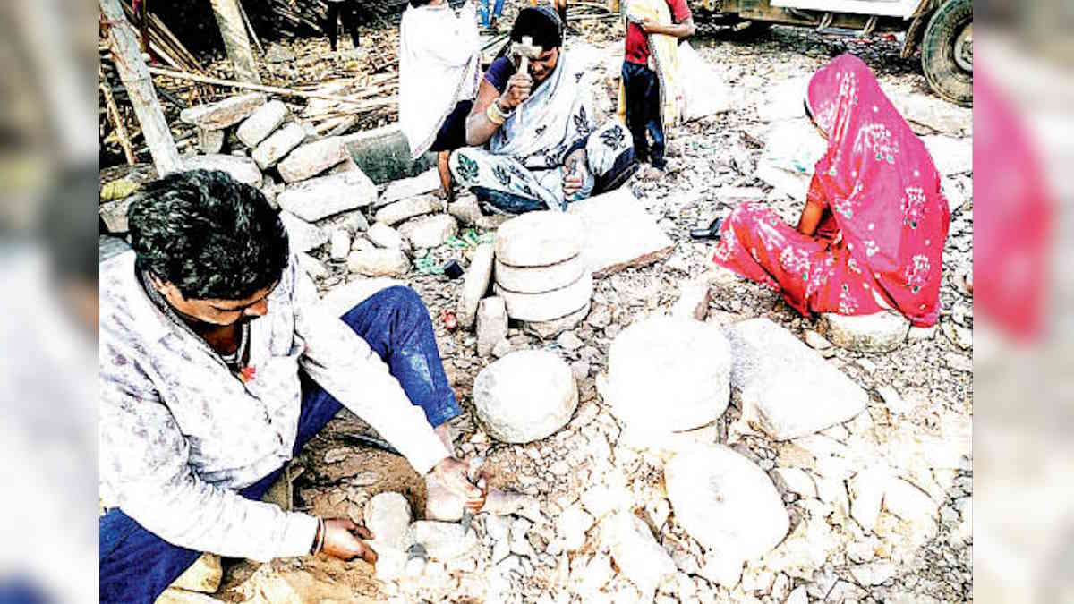 आधुनिक रसोई से लुप्त होते जा रहे पारंपरिक उपकरणों के बीच सोरी परिवार सहेज रहा सील-लोढ़ा और जांता, मुसर की परंपरा