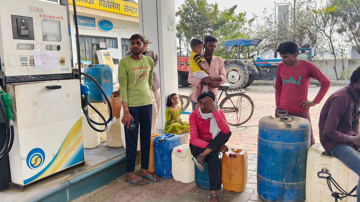 Iran-Israel War Effect: डिब्बों में डीजल देने पर रोक, एसडीएम की अनुमति होगी जरूरी, कृषि जनरेटर और सूक्ष्म उद्योगों के लिए भी लगाई शर्तें…