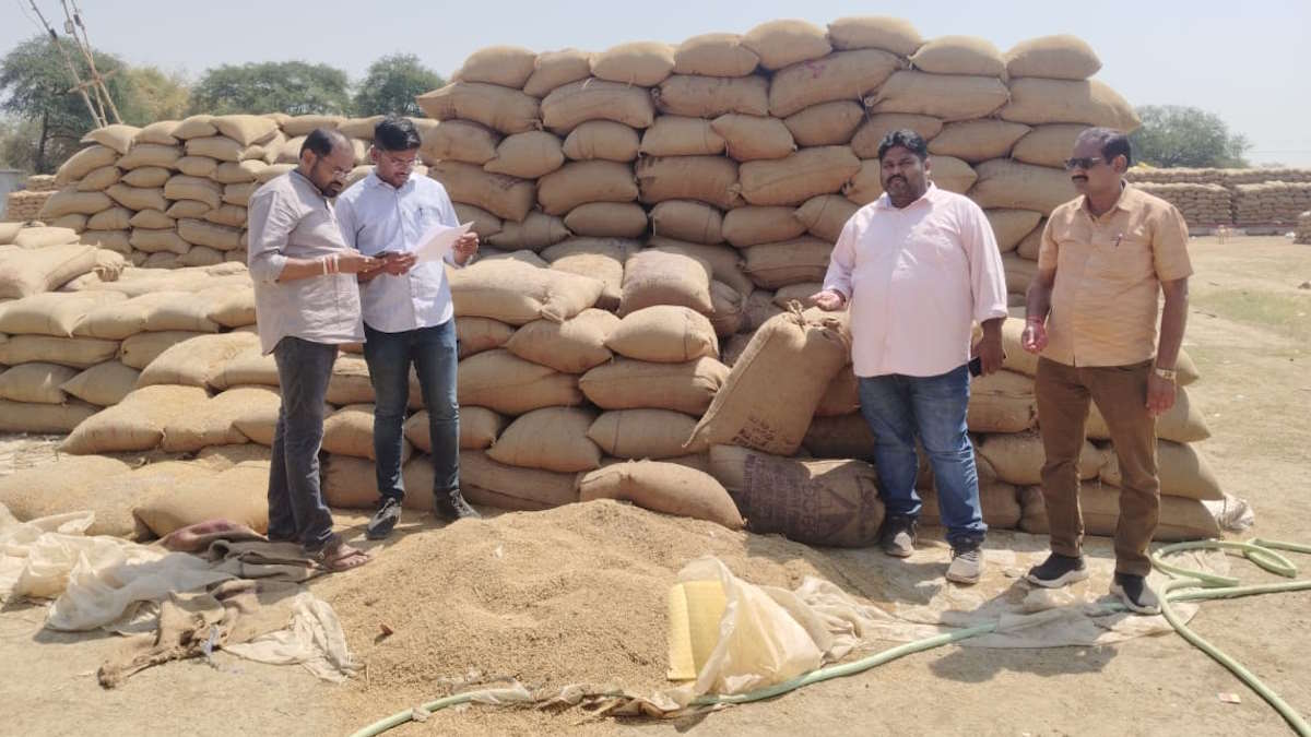 खरीदी केंद्र में रखी धान की बोरियों में डाला जा रहा था पानी, किसानों की शिकायत पर जांच के लिए पहुंची प्रशासन की टीम