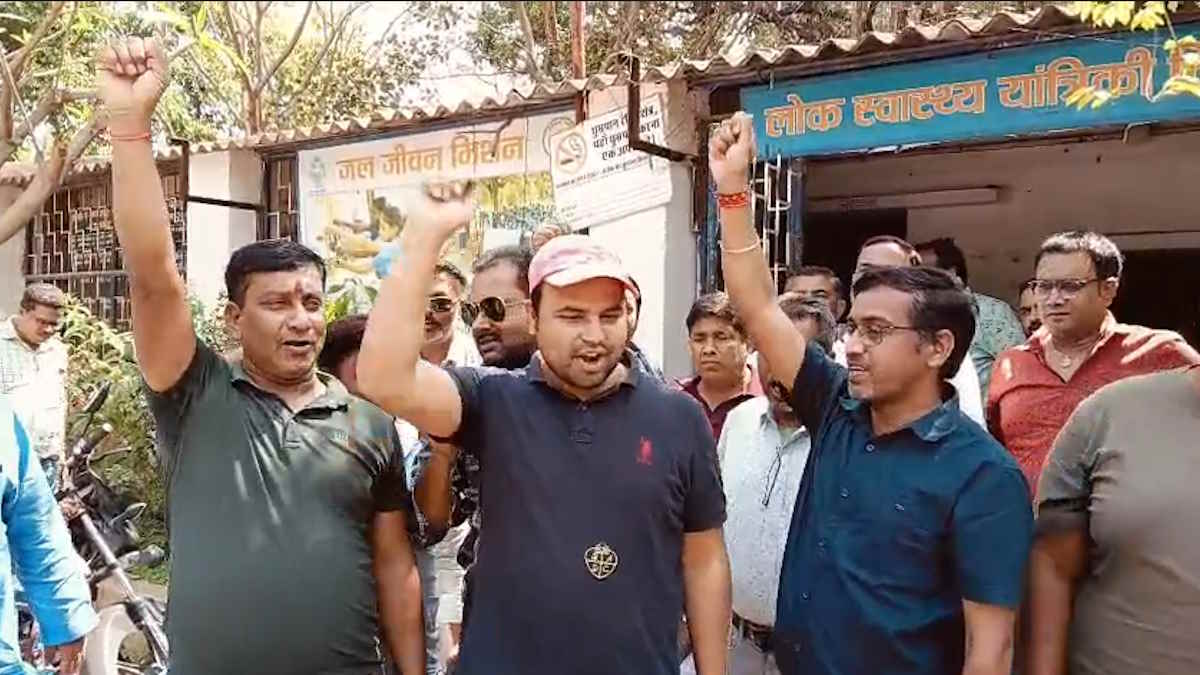 जल जीवन मिशन योजना को पलीता लगा रहे अधिकारी, डेढ़ साल से भुगतान रोने जाने से आक्रोशित ठेकेदारों ने किया प्रदर्शन…
