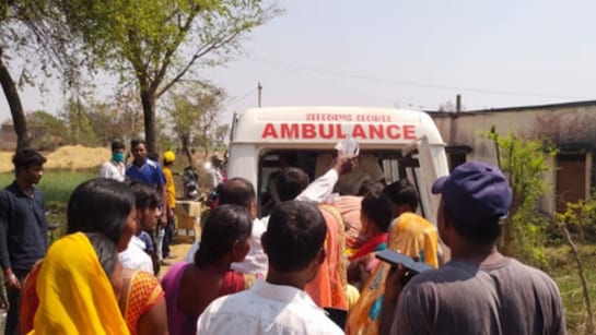 भोज में परोसी गई ‘डालमा’ से निकला मरा हुआ साँप, पट्टामुंडाई में मची अफरा-तफरी, 40 लोग अस्पताल पहुँचे