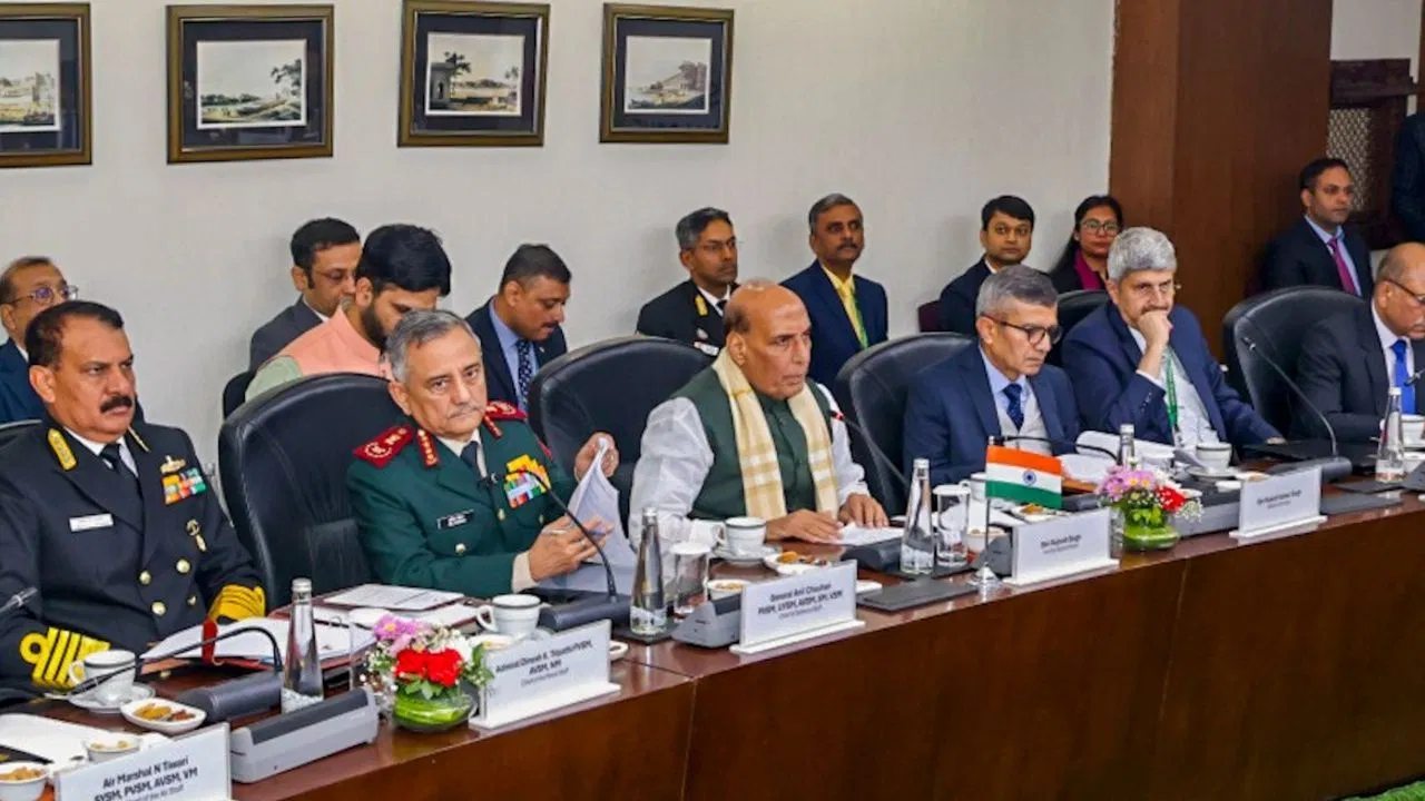 बड़े युद्ध के लिए भारत कर रहा बड़ी तैयारी, रक्षा उपकरणों के अपडेट के लिए 2.38 लाख करोड़ रुपये के प्रस्तावों को मंजूरी