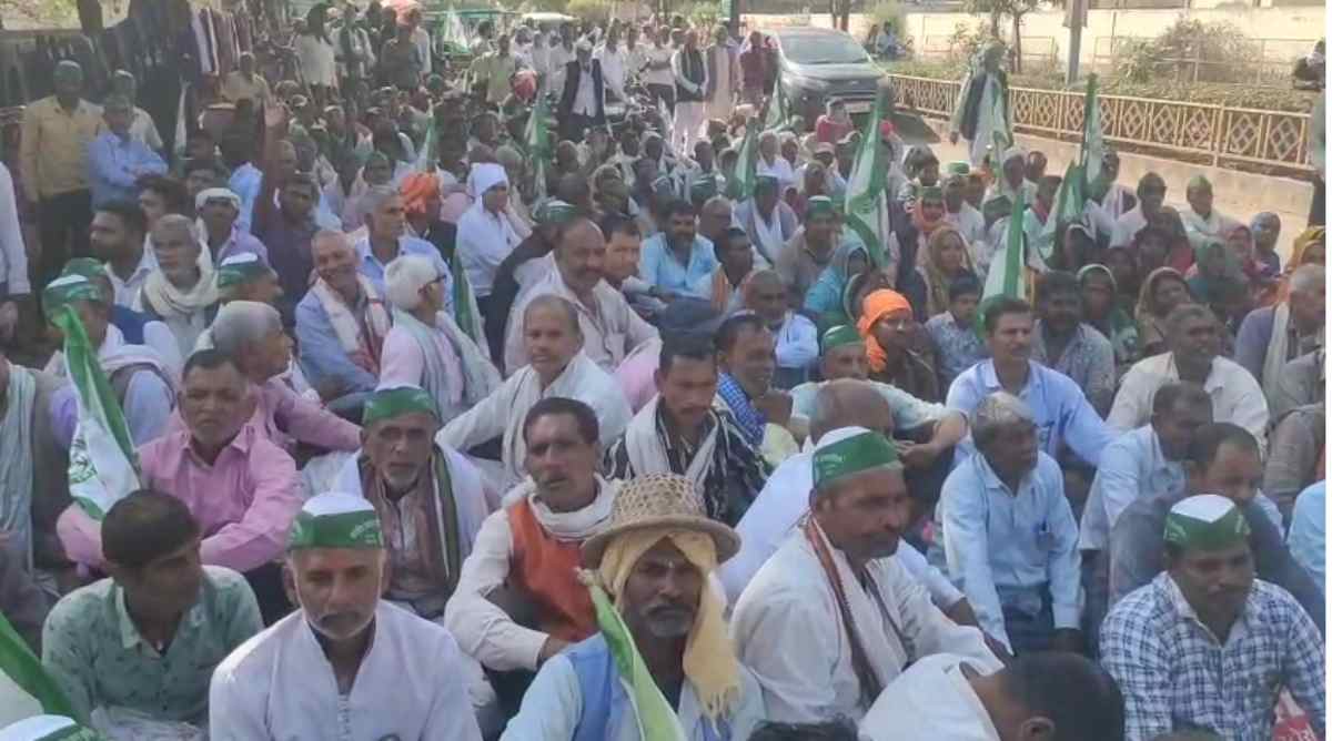 सीमेंट कंपनी के विरोध में किसानों का प्रदर्शन, ट्रैक्टर रैली निकालकर घेरा कलेक्ट्रेट, चार गुना मुआवजा और स्थायी नौकरी की मांग