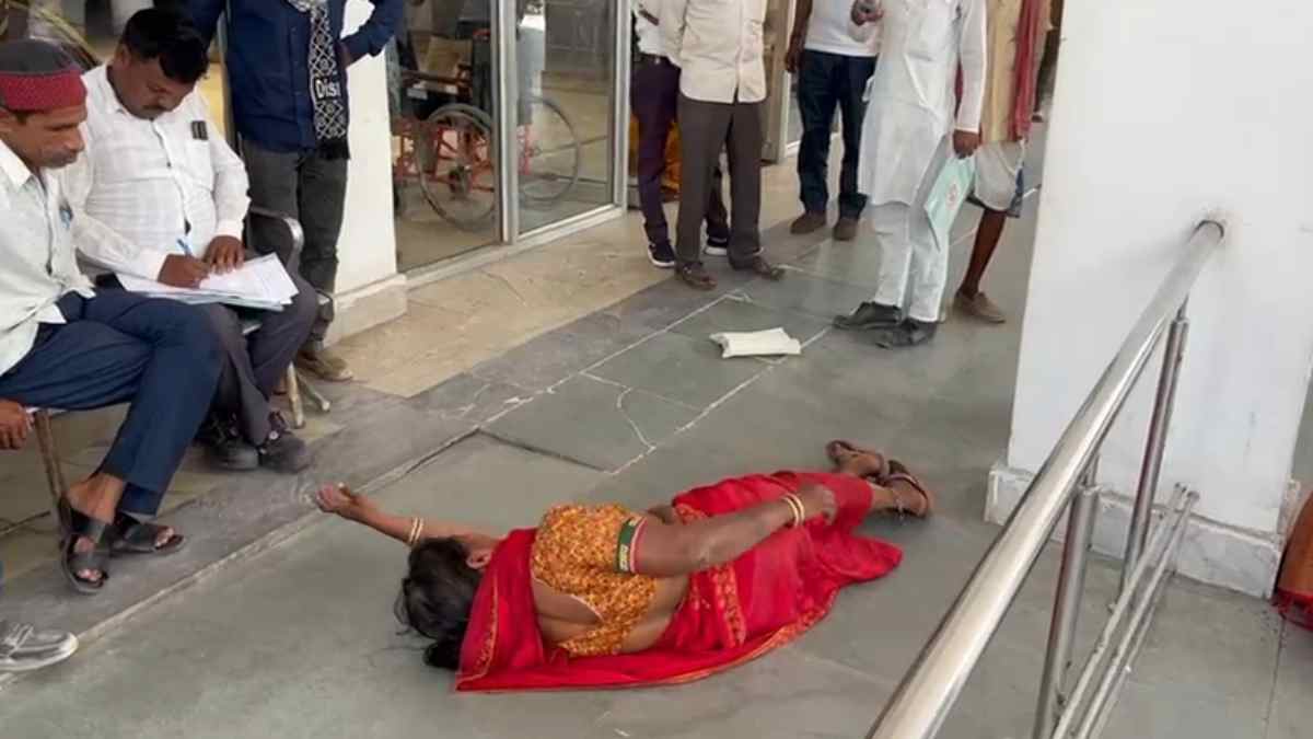 बहू से झगडे़ के बाद सास ने मचाया बवाल: जमीन पर लोटकर पहुंची कलेक्ट्रेट, तहसीलदार की समझाइश पर हुई शांत