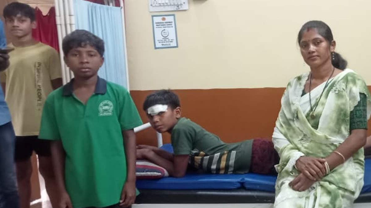 आदिवासी छात्रावास के रसोइए ने छात्र पर किया टंगिया से हमला, बच्चे को आई गंभीर चोट, पुलिस ने आरोपी को लिया हिरासत में…