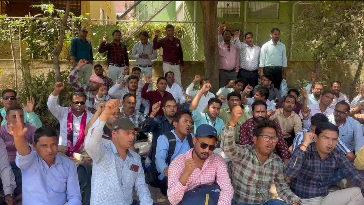 हटाए जाने की आशंका पर अतिथि शिक्षकों ने किया स्कूल शिक्षा मंत्री के निवास का घेराव, गजेंद्र यादव ने खबरों का किया खंडन