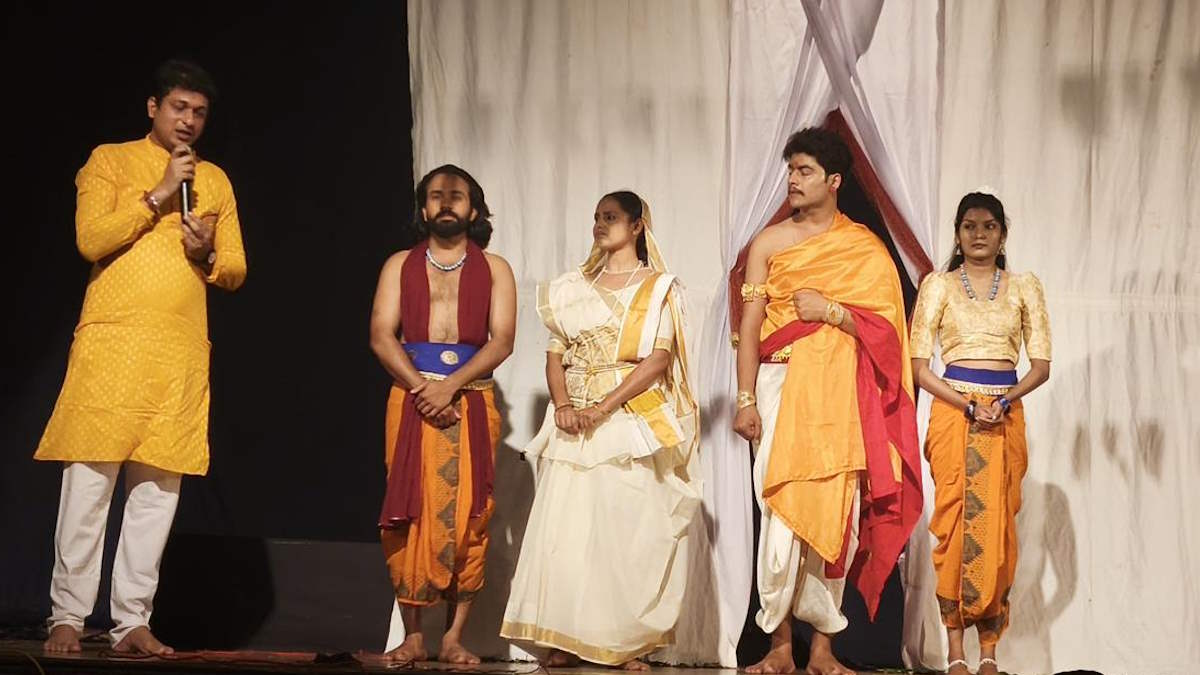 विश्व रंगमंच दिवस: खैरागढ़ विश्वविद्यालय के छात्रों ने रंगमंच पर दिखाया महाभारत का दर्द और आज के अकेलेपन की सच्चाई…
