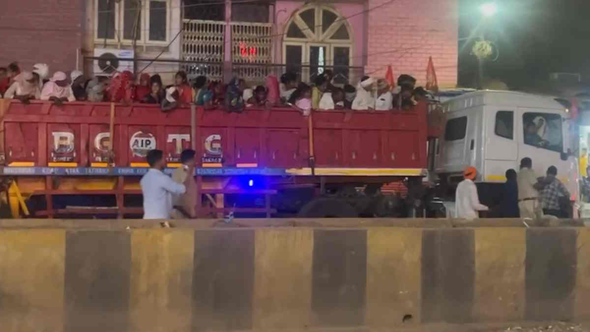 गजब! 200 लोगों को ट्रेलर में बिठाकर दौड़ा रहा था बेलगाम, चालक को पुलिस ने गिरफ्तार कर सवारियों को बसों के जरिए किया रवाना…