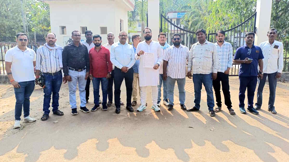 ट्रांसपोर्टरों से 10 लाख की मांग, जान से मारने की दी धमकी, ट्रांसपोर्टर संघ ने पुलिसकर्मी के भाई पर लगाई गंभीर आरोप, कार्रवाई करने एसपी को सौंपा ज्ञापन…