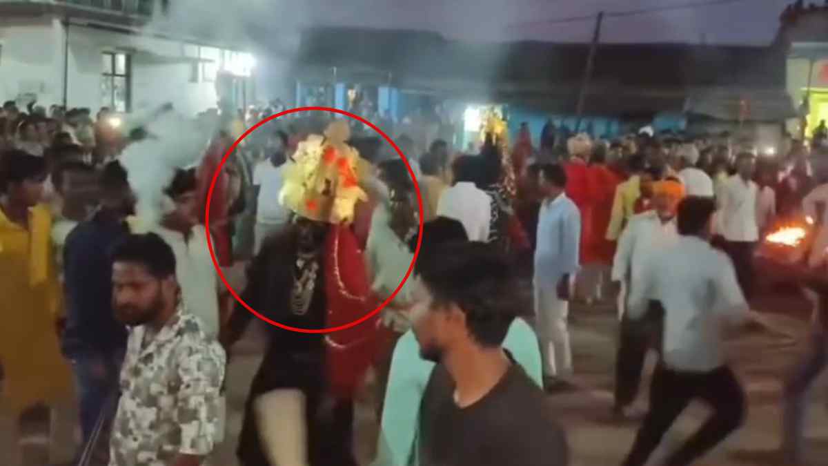 मौत का LIVE VIDEO: काली नृत्य करते हुए युवक की बिगड़ी तबीयत, जवारा विसर्जन के दौरान साइलेंट अटैक से गई जान