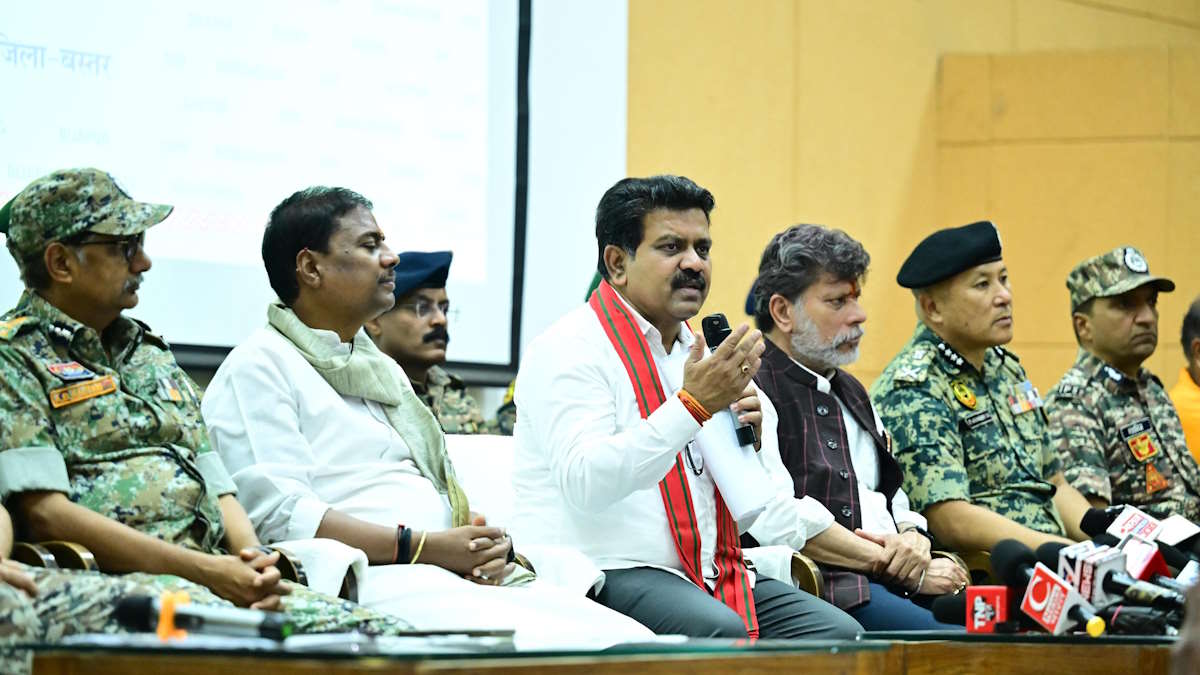 भय और हिंसा के अतीत से बाहर निकलकर शांति, विकास और संभावनाओं की नई दिशा में बढ़ रहा बस्तर – डिप्टी सीएम शर्मा