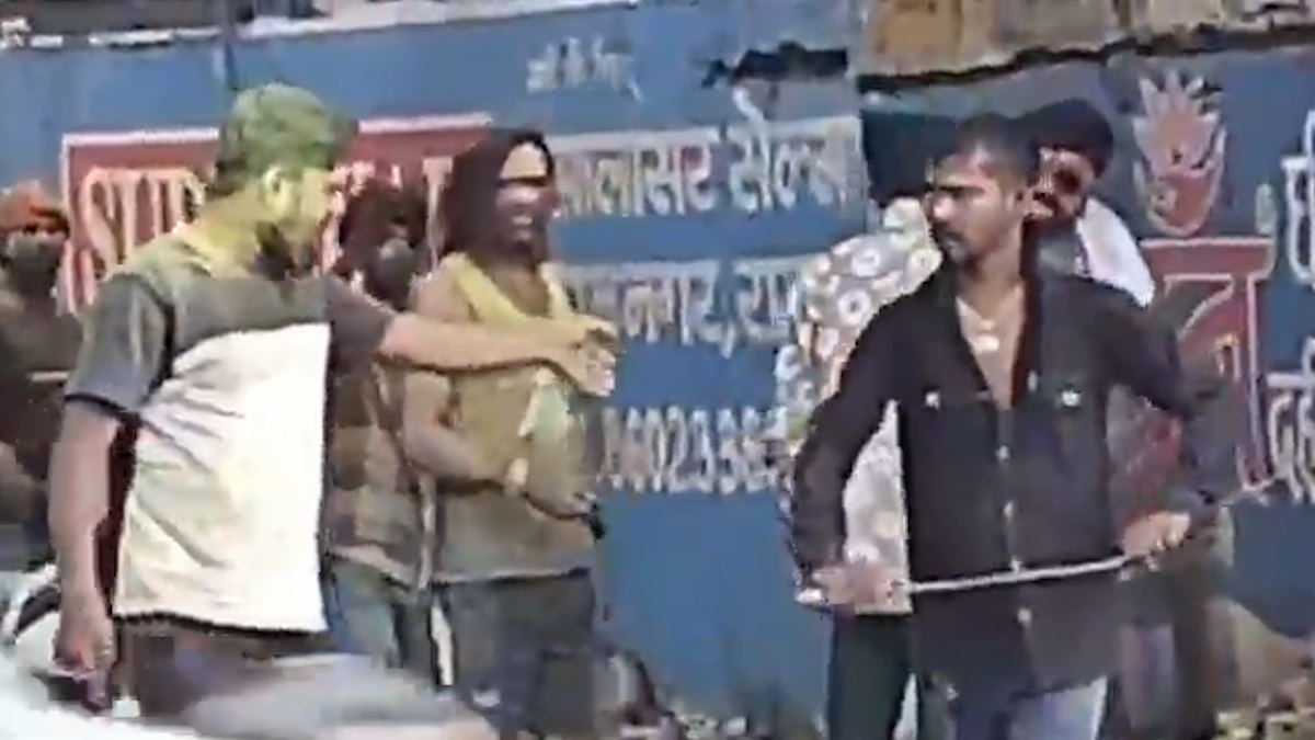 होली के दौरान तलवार लहराकर दहशत फैला रहे थे बदमाश, पुलिस ने तीन आरोपियों को किया गिरफ्तार…