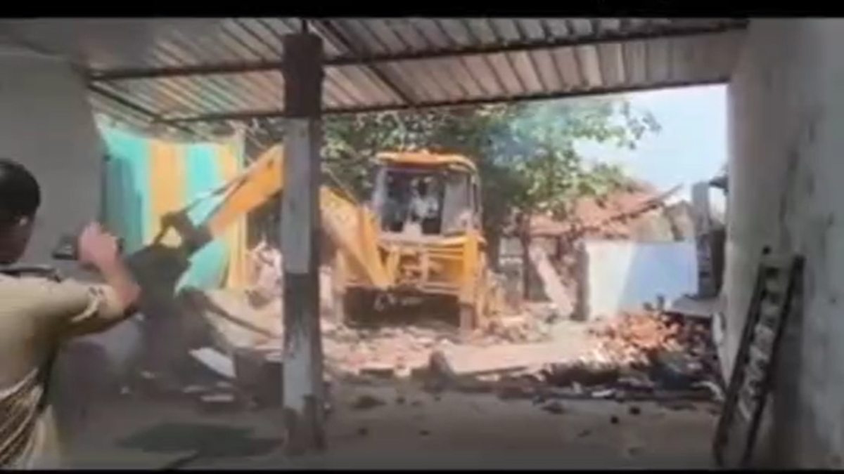 सरकारी जमीन पर बनाई जा रही थी मस्जिदः रास्ता हो रहा था बंद, प्रशासन ने चलाया बुलडोजर