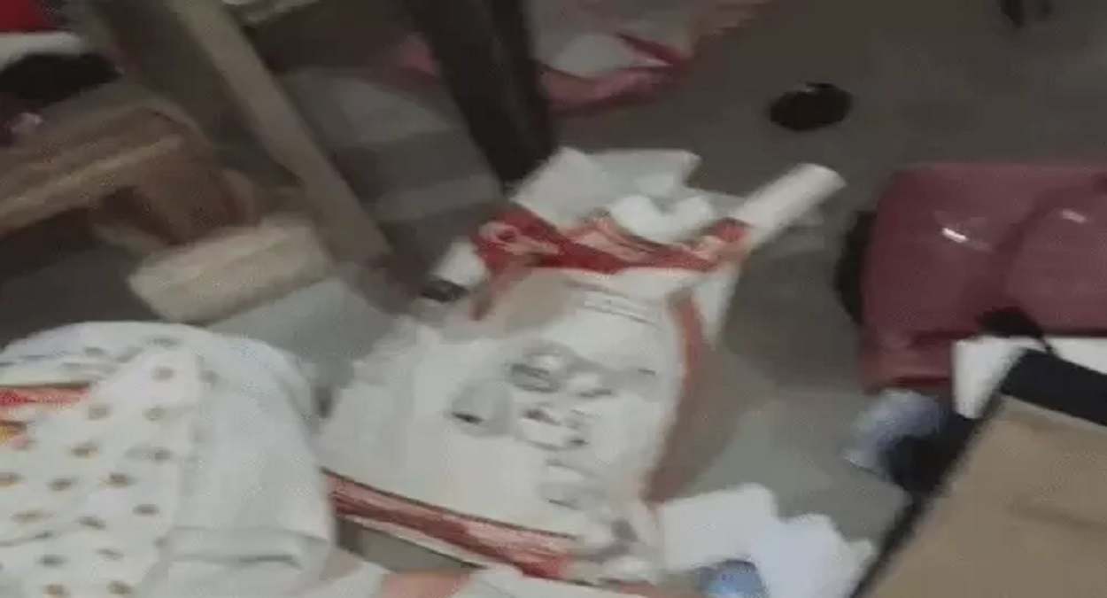 आधी रात को घर में घुसा चोर: महिला की आंख खुली तो भाग निकला आरोपी, लाखों के जेवरात और नकदी पर हाथ किया साफ