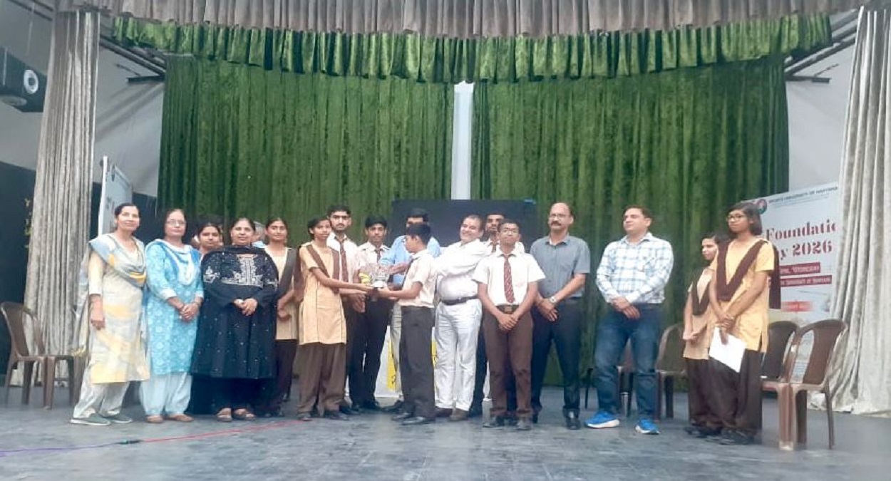 किताबें अच्छी या इंटरनेट? सोनीपत के राई स्पोर्ट्स स्कूल में छिड़ी ज्ञान की जंग, छात्रों के तर्कों ने बड़ों को भी सोचने पर मजबूर किया