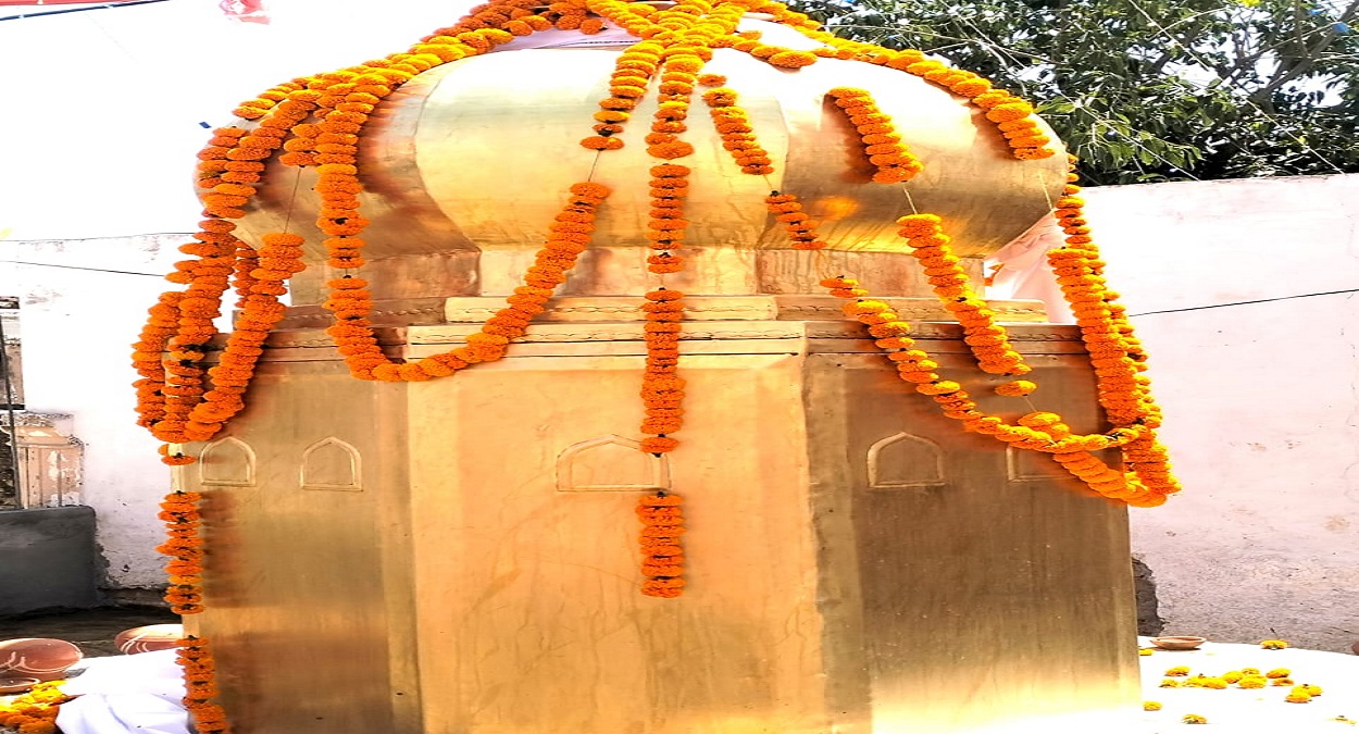 पीतल का खेड़ा बाबा स्थापित, ऑस्ट्रेलिया से लौटे इस शख्स की भक्ति ने जीता दिल, भक्ति सिर्फ मंदिर तक नहीं… इस शख्स ने सेवा करके जीता दिल