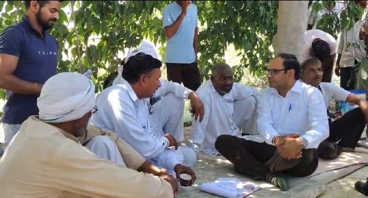 डंपिंग स्टेशन के विरोध में किसान व ग्रामीणों का धरना प्रदर्शन,किसान व पुलिस आमने सामने , तीन दिनों से कूड़े वाले टिप्पर नहीं होने दिए खाली, मौके पर भारी पुलिस बल तैनात