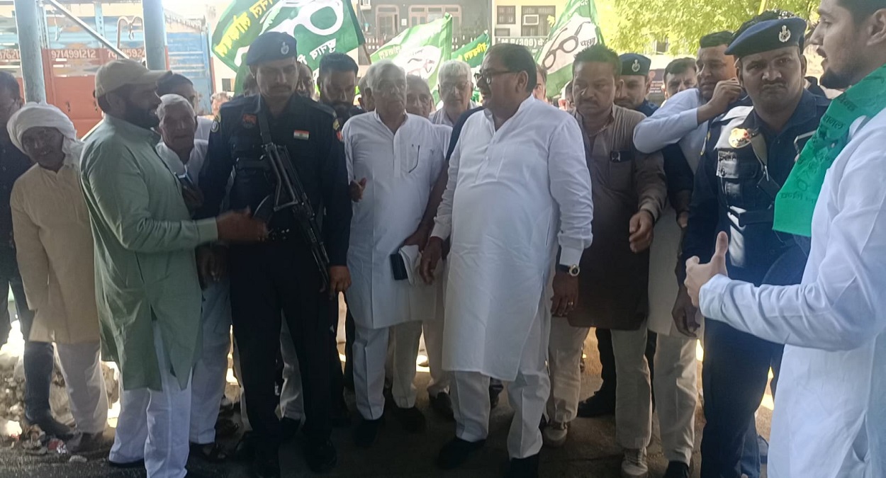 भिवानी अनाज मंडी पहुंचे अभय चौटाला, बोले- खरीद के नियम नहीं बदले तो किसानों के साथ मिलकर करेंगे बड़ा आंदोलन