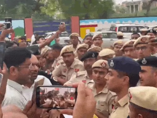 हिसार एसपी ऑफिस पहुंचे दुष्यंत और दिग्विजय चौटाला, कार्यकर्ताओं की गिरफ्तारी पर पुलिस से तीखी बहस