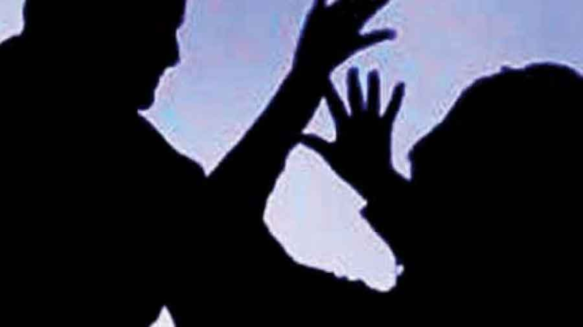 दहेज के लिए विवाहिता को दी जान से मारने की धमकी, पति समेत पूरे ससुराल पर FIR