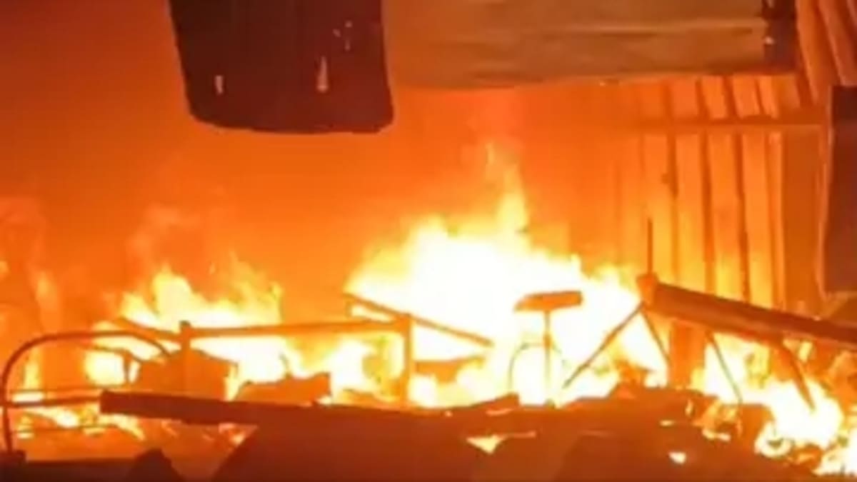 ​धूं-धूं कर जला बक्सर का ये कंस्ट्रक्शन यार्ड, शॉर्ट सर्किट ने मचाई तबाही, मिनटों में राख हुई करोड़ों की संपत्ति