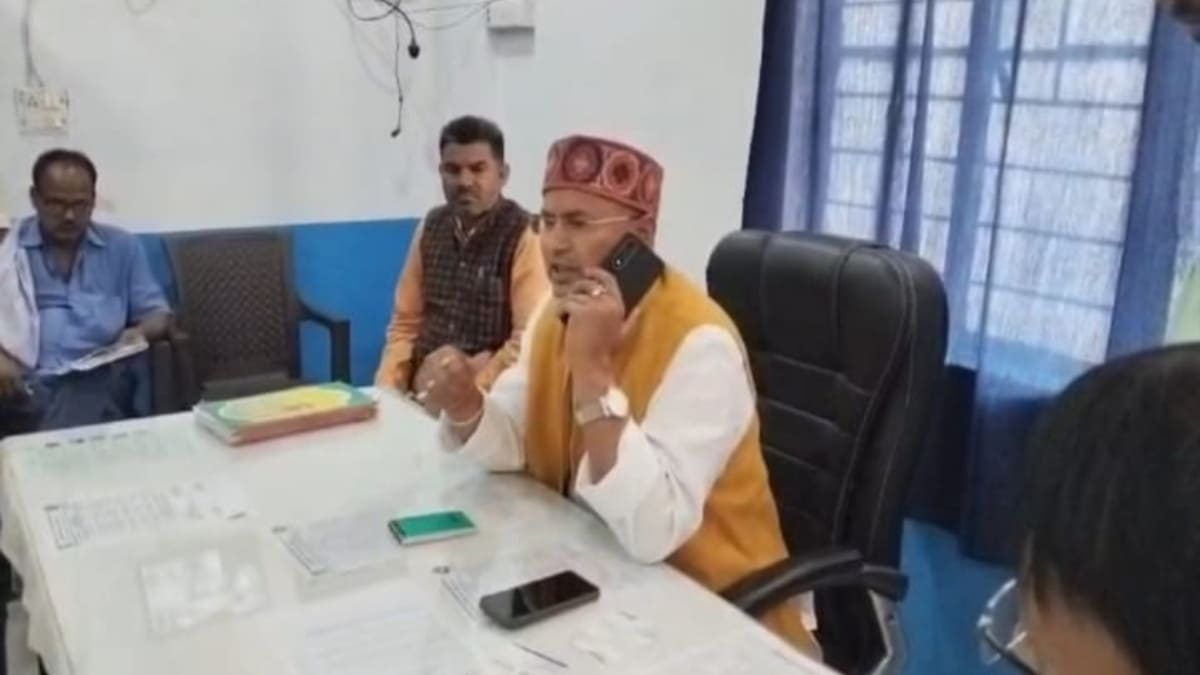 ​60 के मरीज को बना दिया 90 का! मधुबन सीएचसी में डॉक्टरों की मनमानी देख भड़के विधायक, दी चेतावनी