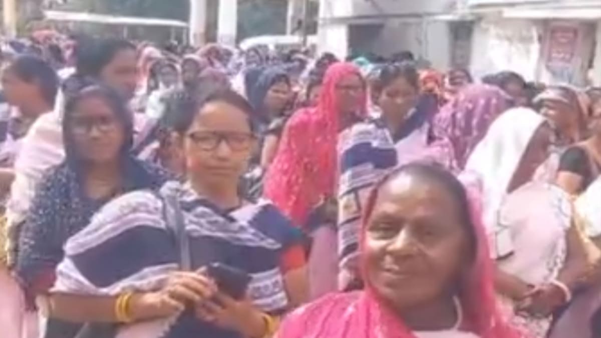 कुढ़नी में आशा कार्यकर्ताओं का फूटा गुस्सा, ​8 महीने से खाली जेब, सीएचसी का किया घेराव