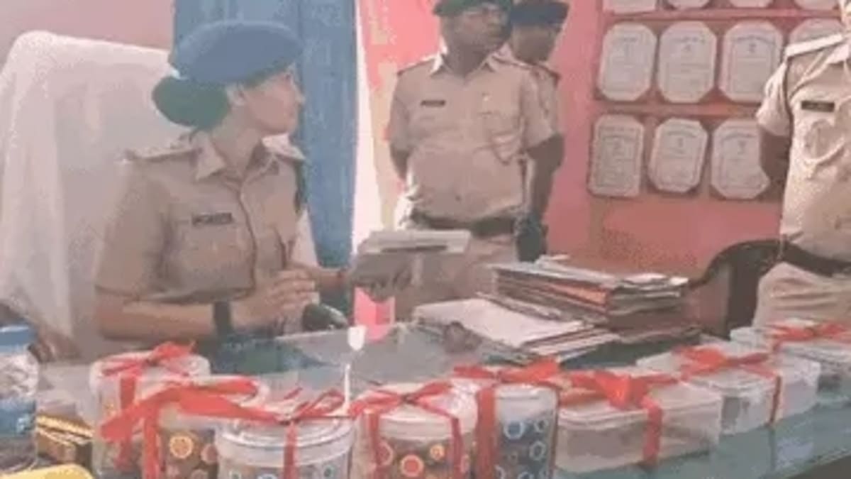 ​प्रेमी ने किया सौदा, बिजनेसमैन ने बनाया बंधक, पूर्णिया पुलिस ने छापेमारी कर युवती को छुड़ाया, भारी मात्रा में कैश और कारतूस जब्त