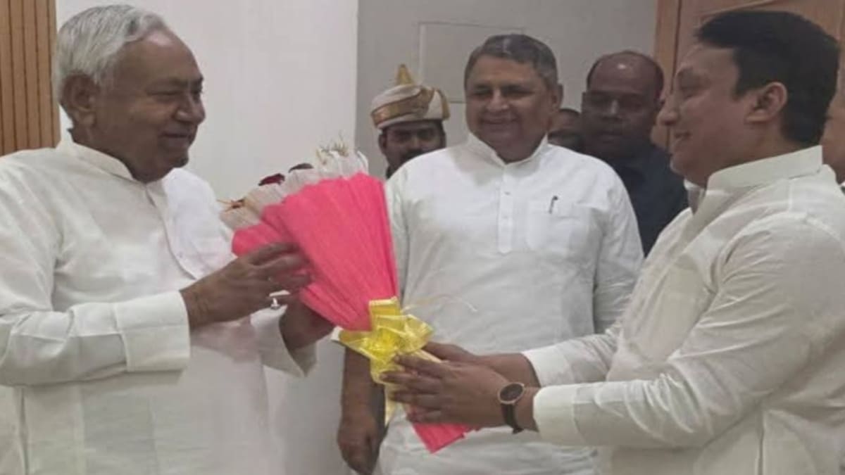 नीतीश कुमार आरजेडी विधायक फैजल रहमान ने की मुलाकात, सोशल मीडिया में पोस्ट शेयर कर बताई वजह, बिहार में क्या फिर मचेगा राजनीतिक घमासान!